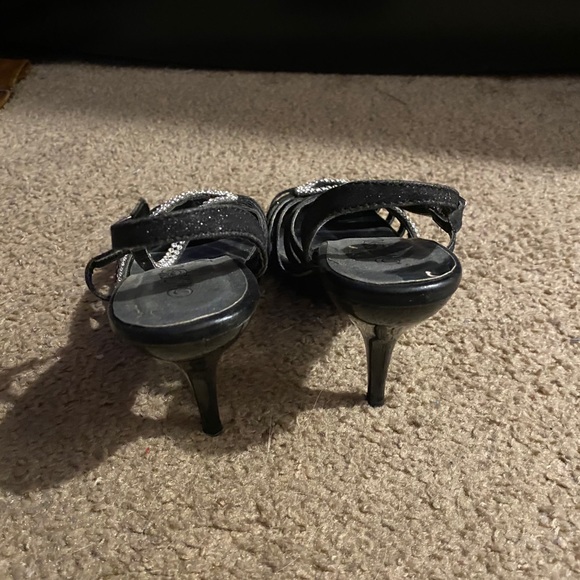 Black heel with gem design - Picture 3 of 3